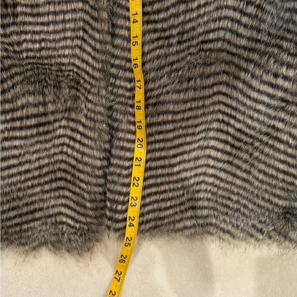 NWOT Women’s Faux Fur Vest by Jack Size Small Beautiful Stylish Soft Warm - Picture 7 of 9